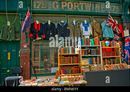 Londra, Inghilterra, Regno Unito, insegna d'epoca, vetrine dei negozi Market Old Clothing in Portobello Street Shops londra, all'esterno Foto Stock