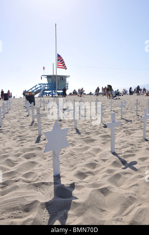 Arlington West - memoriale temporaneo per noi che i soldati morti in Iraq. È creato sulla spiaggia di Santa Monica, California (USA). Foto Stock