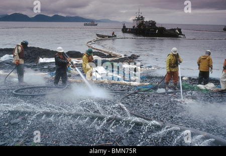 Fuoriuscita di olio pulito fino in Alaska Foto Stock