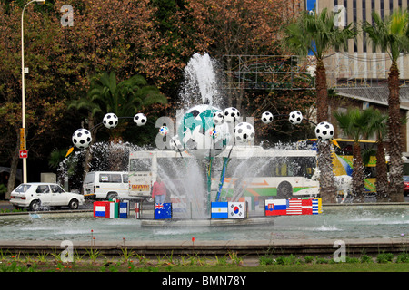 Fontana decorata luminosamente in celebrazione del 2010 FIFA World Cup Soccer torneo, cape town, Sud Africa. Foto Stock