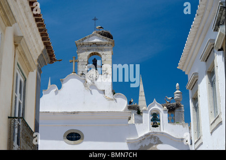 Il Portogallo, Faro, l'Arco da Vila nella città vecchia, con la nidificazione delle cicogne Foto Stock