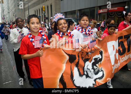 Gli studenti di marzo nella bandiera annuale parata del giorno di lunedì, 14 giugno 2010,in New York Foto Stock