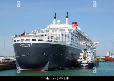 RMS Queen Mary 2 della Cunard flotta ormeggiato a Southampton Docks, Hampshire, Inghilterra, Regno Unito Foto Stock