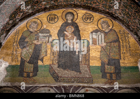 Mosaico della Vergine Maria, Gesù Cristo, Costantino I e Giustiniano, Haghia Sophia, la moschea di Istanbul, Turchia Foto Stock