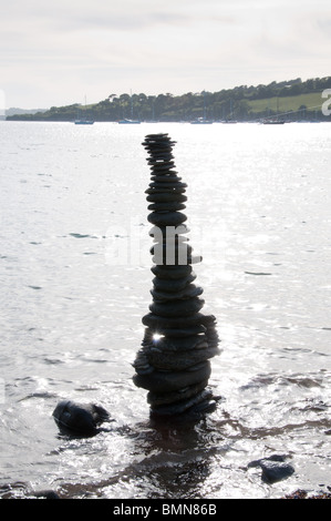 Un rock/pilastro di pietra fatta di ciottoli di spiaggia Foto Stock