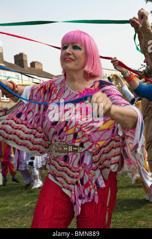 Fashion designer Zandra Rhodes ballando con Donna Maria's maypole ballerini. Bermondsey Street Festival 2010 Foto Stock