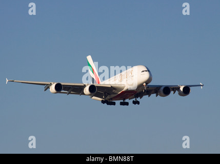 Emirates Airbus A380-861 in atterraggio a Londra Heathrow Foto Stock