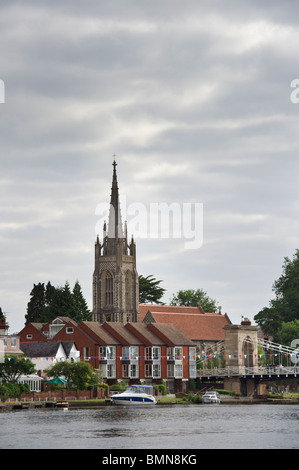 Un Fiume Tamigi vista della chiesa di Tutti i Santi un prominente punto di riferimento nella città di Marlow Buckinghamshire REGNO UNITO Foto Stock