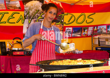 Pressione di stallo di Catering serve la paella a Banchory mercato continentale Aberdeenshire, Scotland, Regno Unito Foto Stock