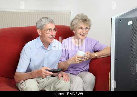 Coppia matura guardando la televisione a casa Foto Stock