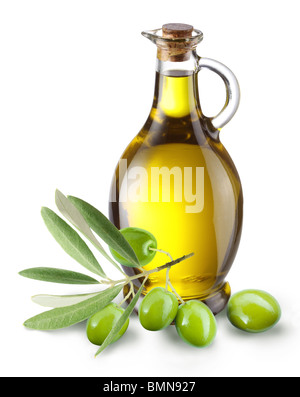 Il ramo con olive e una bottiglia di olio di oliva isolato su bianco Foto Stock