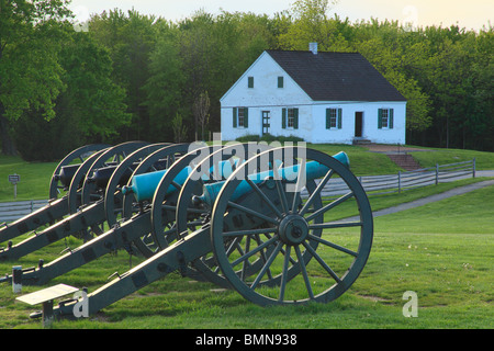 I cannoni e Dunker Chiesa, Antietam National Battlefield Sharpsburg, Maryland, Stati Uniti d'America Foto Stock