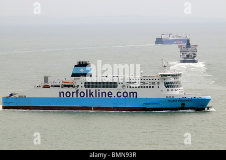 La navigazione nel Canale della Manica di Norfolkline cross channel ferry Maersk Dunkerque avvicinando Dover & un ld righe e P&O traghetto Foto Stock