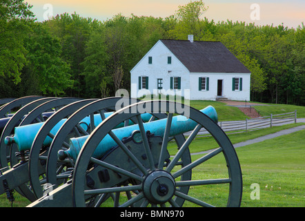 I cannoni e Dunker Chiesa, Antietam National Battlefield Sharpsburg, Maryland, Stati Uniti d'America Foto Stock