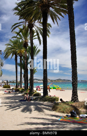 Vista della spiaggia, Platja d'en Bossa, Ibiza, Isole Baleari, Spagna Foto Stock