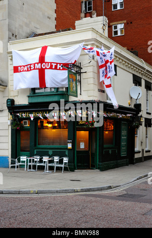 Public House addobbato con l'Inghilterra di bandiere e di antenne paraboliche per la coppa del mondo di calcio Foto Stock