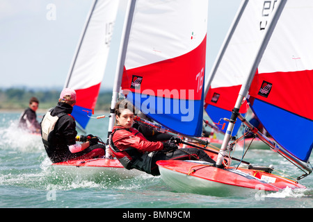 Topper dinghy racing nel porto di Chichester, Regno Unito Foto Stock