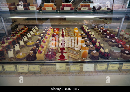 Dolci e Torte che viene visualizzato nella finestra di una pasticceria francese Foto Stock