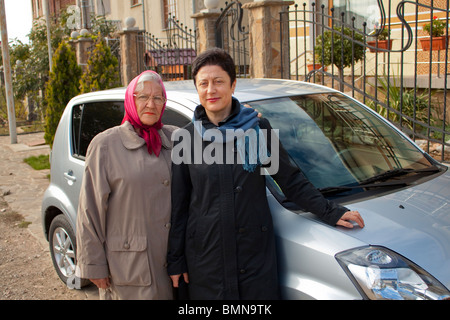 Madre e figlia vicino alla casa cancelli. Foto Stock