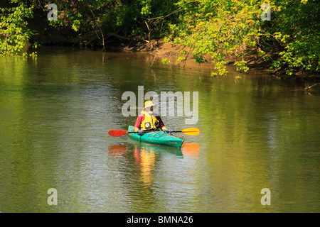 Kayaker su Antietam Creek nei pressi di Burnside Bridge, Antietam National Battlefield Sharpsburg, Maryland, Stati Uniti d'America Foto Stock