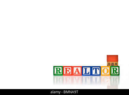 Colorata per bambini ortografia blocchi agente immobiliare con piccola casa Foto Stock