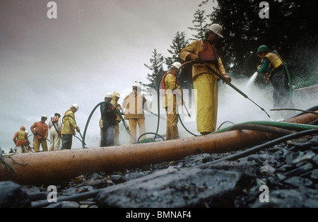 Fuoriuscita di olio pulito fino in Alaska Foto Stock