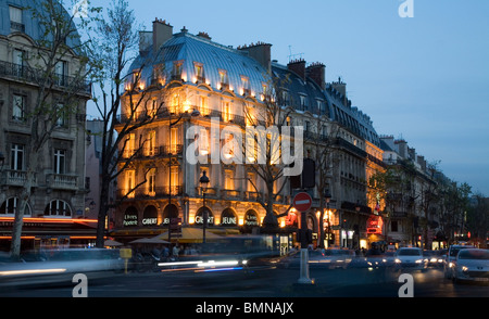 Una scena di strada nella Rive Gauche, Boulevard St Germain, Parigi Foto Stock