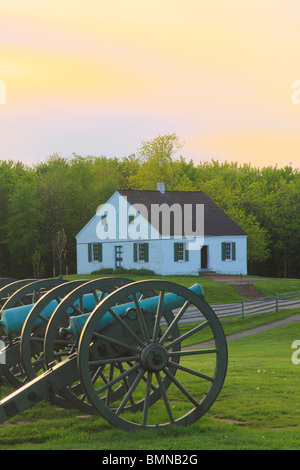 I cannoni e Dunker Chiesa, Antietam National Battlefield Sharpsburg, Maryland, Stati Uniti d'America Foto Stock