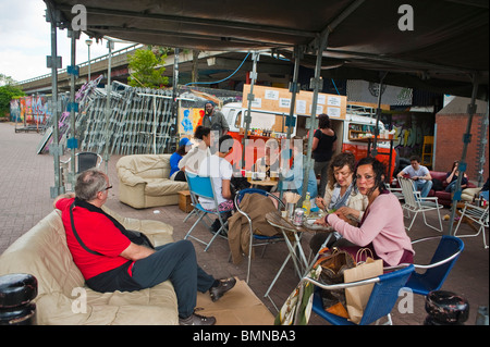 Londra, Inghilterra, Regno Unito, persone di media affluenza, 3 donne che mangiano, mangiare al ristorante English Bistro in Portobello Road, vicino al mercato di Thrift e ai ristoranti turistici del quartiere di Notting Hill Foto Stock