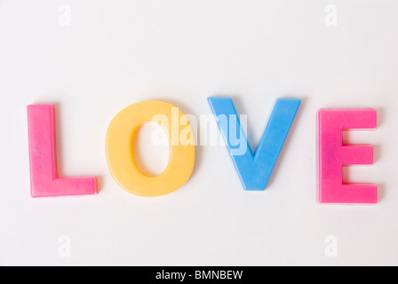 Giocattolo colorato alfabeto magnetico lettere amore magia isolato su bianco Foto Stock
