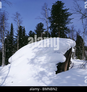 Il cumulo di neve sopra la roccia in Western Sayan montagne. La Siberia. La Russia Foto Stock