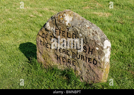 Campo della lastra tombale in inglese sul sito della battaglia di Culloden, vicino a Inverness, Highland, Scotland, Regno Unito. Foto Stock