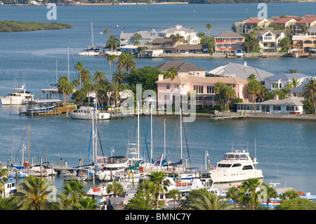 Marina e case sull'inter vie navigabili costiere Clearwater Florida Foto Stock