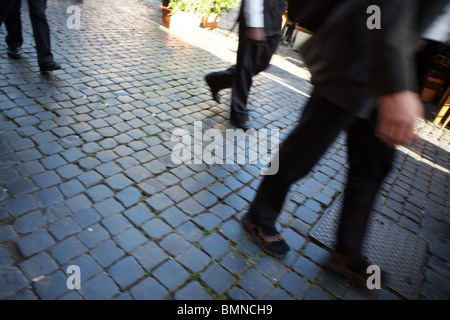 Gruppo di uomini sacerdoti camminare a piedi via terra Roma Foto Stock