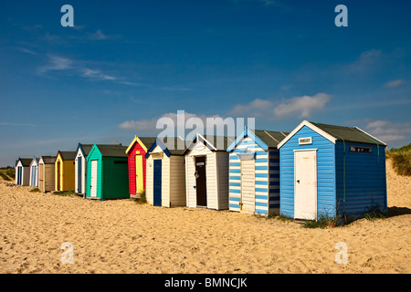 Una fila di vivacemente colorato beach capanne in Southwold Suffolk Foto Stock