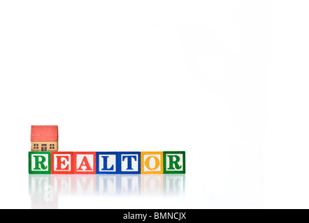 Colorata per bambini ortografia blocchi agente immobiliare con piccola casa Foto Stock