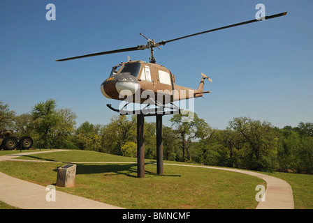 Un UH-1B Huey elicottero sul display del 45th divisione di fanteria Museum, Oklahoma City, Oklahoma, Stati Uniti d'America. Foto Stock