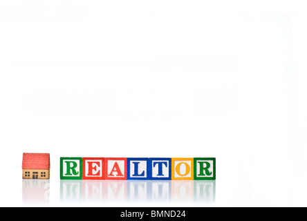 Colorata per bambini ortografia blocchi agente immobiliare con piccola casa Foto Stock