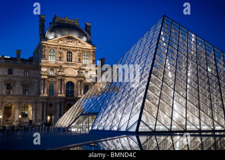 Il Musee du Louvre piramide con il Palazzo del Louvre, Parigi Foto Stock