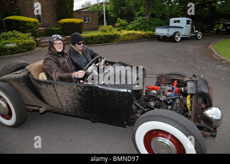 Giovane alla guida di un personalizzato Morris Hot Rod. Foto Stock