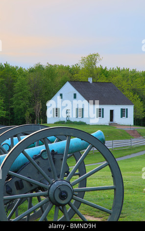 I cannoni e Dunker Chiesa, Antietam National Battlefield Sharpsburg, Maryland, Stati Uniti d'America Foto Stock