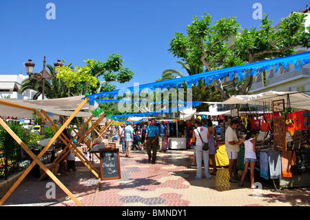 Street bancarelle del mercato, Passeig de s' Alamera, Santa Eulària des Riu, Ibiza, Isole Baleari, Spagna Foto Stock