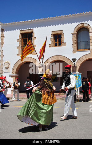 Le Baleari spettacolo folcloristico, Plaça d'Espanya, Santa Eulària des Riu, Ibiza, Isole Baleari, Spagna Foto Stock