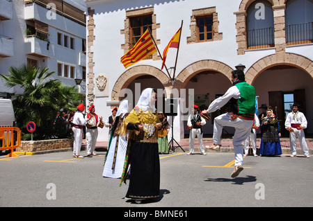 Le Baleari spettacolo folcloristico, Plaça d'Espanya, Santa Eulària des Riu, Ibiza, Isole Baleari, Spagna Foto Stock