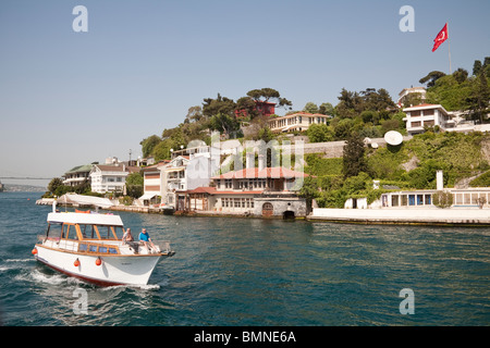 Persone crociera sul Bosforo stretto, su una piccola imbarcazione, Istanbul, Turchia Foto Stock