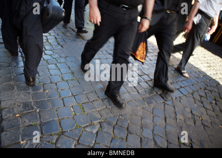 Gruppo di uomini sacerdoti camminare a piedi via terra Roma Foto Stock