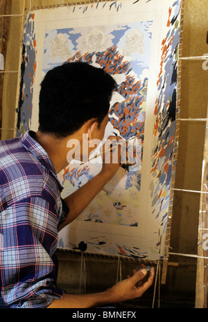 Thangka (tibetano pittura su seta con ricami) nel negozio di artisti nel Patrimonio Mondiale UNESCO città di Bhaktapur- valle di Kathmandu Foto Stock