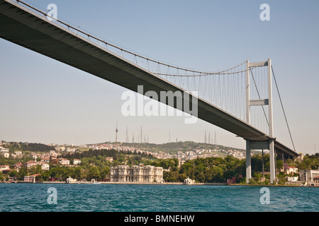 Ponte sul Bosforo su lo stretto del Bosforo e Palazzo Beylerbeyi, Istanbul, Turchia Foto Stock