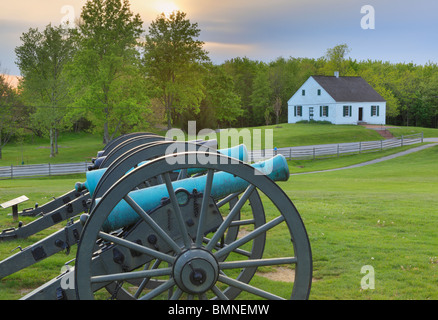 I cannoni e Dunker Chiesa, Antietam National Battlefield Sharpsburg, Maryland, Stati Uniti d'America Foto Stock