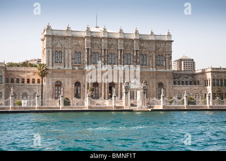 Palazzo Dolmabahce, accanto il Bosforo, Istanbul, Turchia Foto Stock